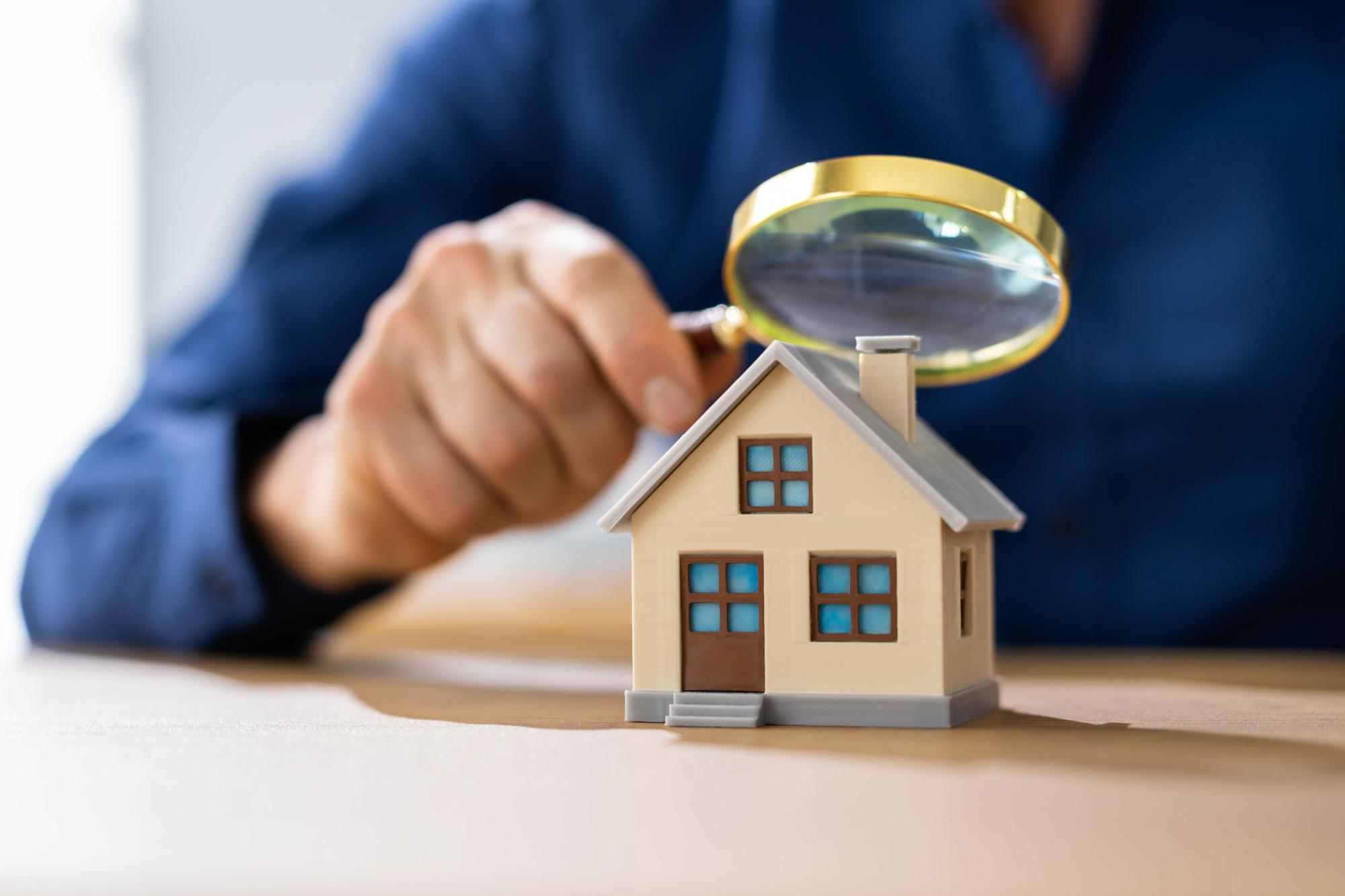 Bewertung von Immobilien durch Inspektor mit Magnifier